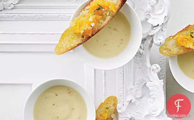 Sopa de raiz de aipo com torradas de Clementine-Relish