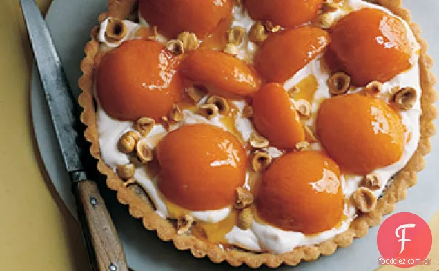 Avelã Frangipane torta com damascos e suavemente chicoteado Creme Fraiche
