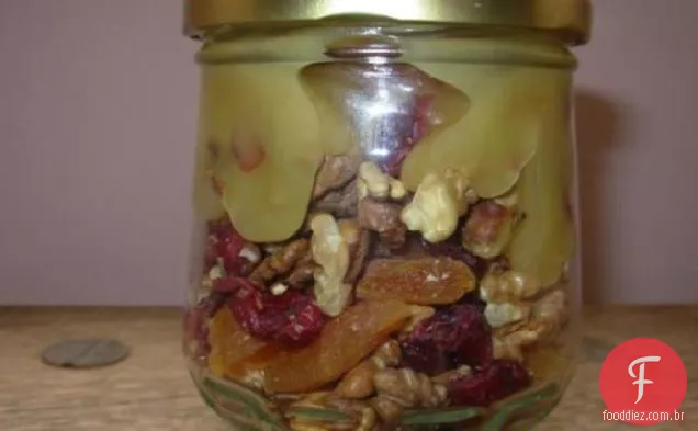 Mel, noz e cobertura de frutas secas (presente em uma jarra)