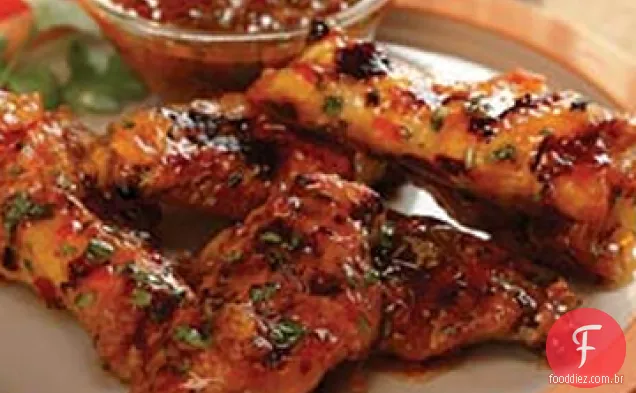 Asas de frango grelhadas com pimentão vermelho doce e esmalte de pêssego