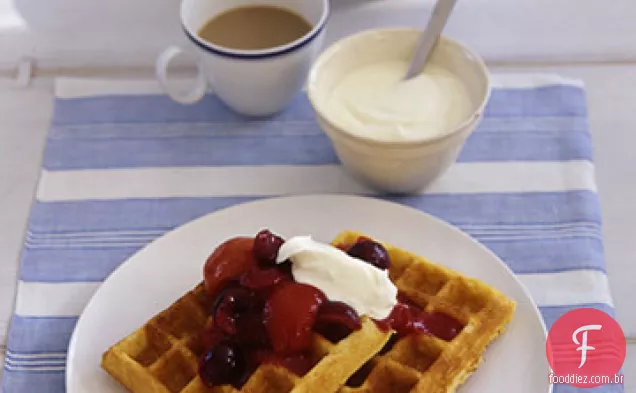 Waffles de fubá com compota de damasco-cereja