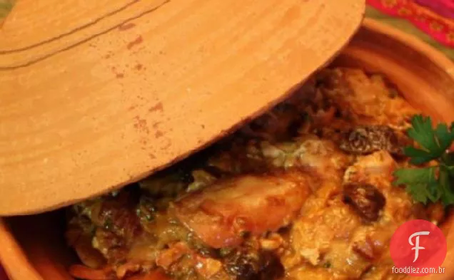 Tagine marroquino de frango com damascos