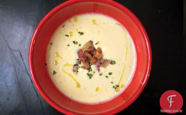Sopa Cremosa De Couve-Flor Com Bacon E Queijo Azul