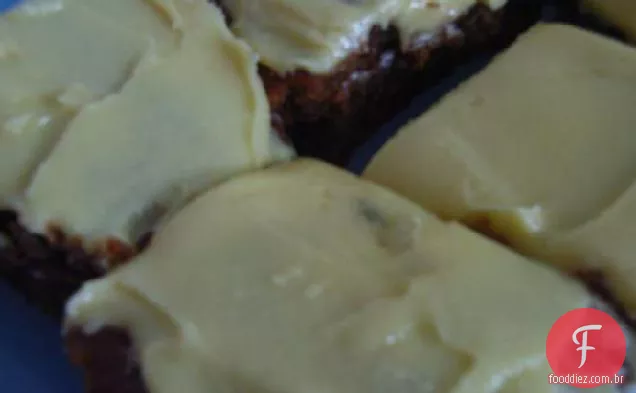 Fatia Do Bolo Do Fruto Com Gelo Do Limão