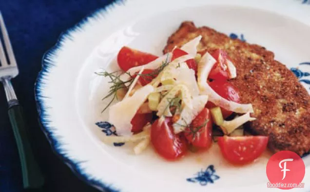 Costeletas de frango fritas com salada de erva-doce fresca
