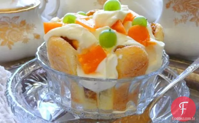 Sobremesa De Bagatela Em Camadas De Groselha De Damasco Com Creme De Mascarpone