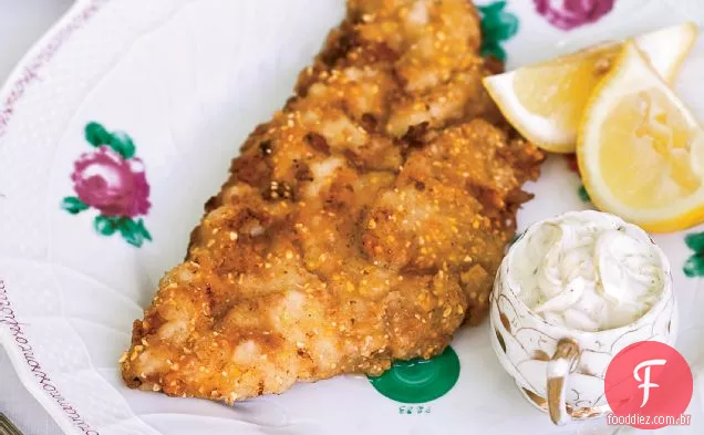 Peixe com crosta de farinha de milho com molho tártaro de tomate verde