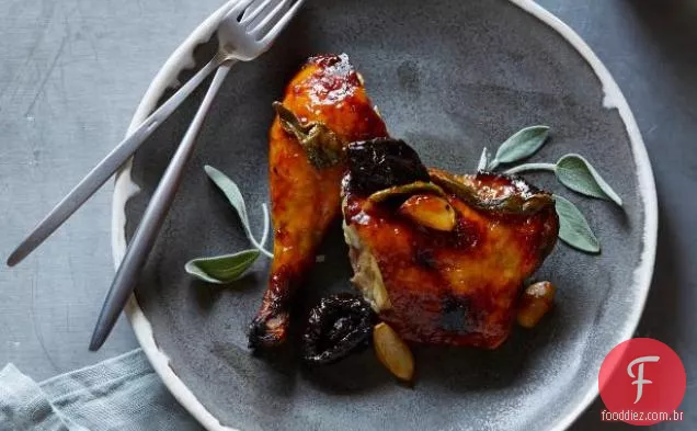 Frango envidraçado de damasco com ameixas secas e sálvia