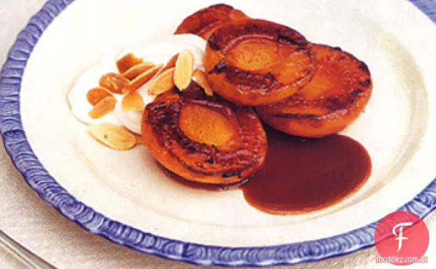 Damascos caramelizados com creme de amêndoa