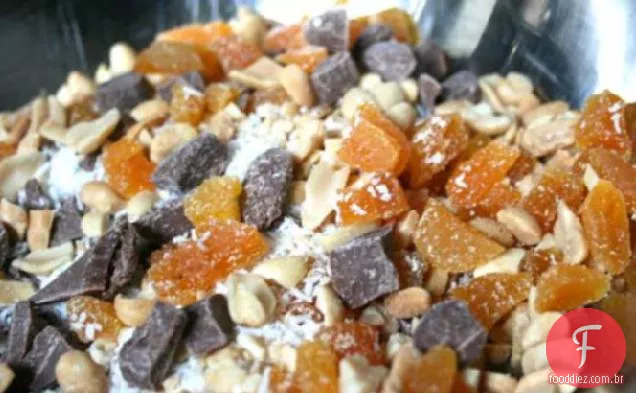 Barras de decadência de amêndoa, damasco e chocolate branco (mistura de biscoitos)