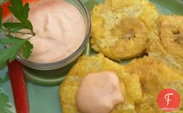 Tostones (Plátanos verdes fritos duas vezes) com molho de molho de Ketchup