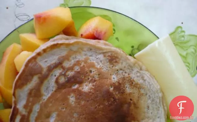 Panquecas De Pão De Banana Com Xarope De Bordo De Canela