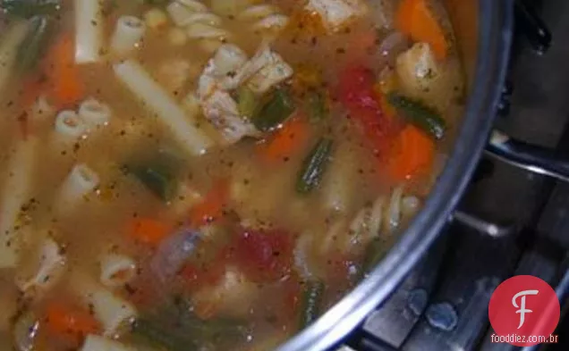 Sopa De Macarrão De Frango Caseira E Saudável