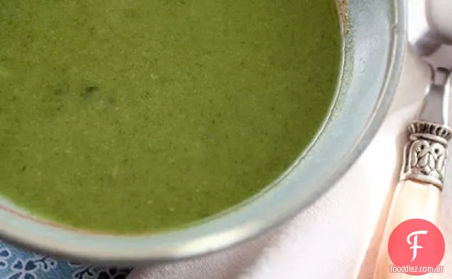 Receita De Sopa Verde Detox Com Brócolis, Espinafre E Gengibre