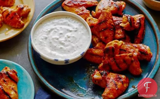Asas de frango com esmalte de mel quente vermelho e queijo azul-Molho De Aipo