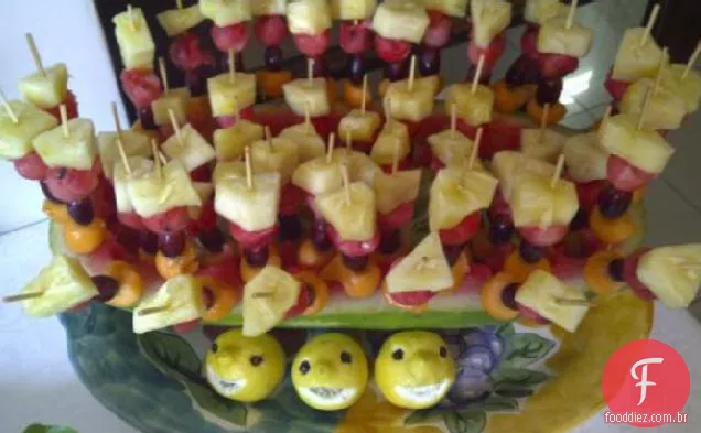 Espetos De Festa De Frutas Tropicais