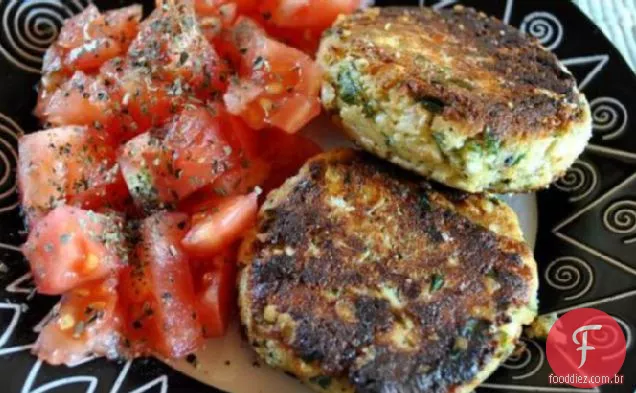 Rissóis De Ricota Fritos Com Salada De Tomate