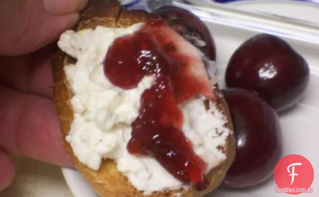 Cuscuz com pimentão, tomate, feijão e hortelã