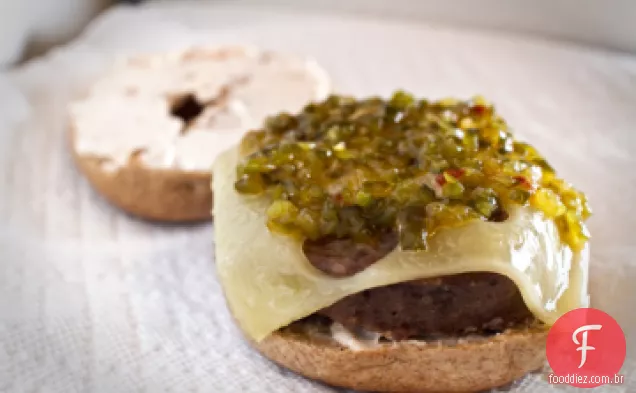 Mozzarella recheado hambúrgueres em um Bagel