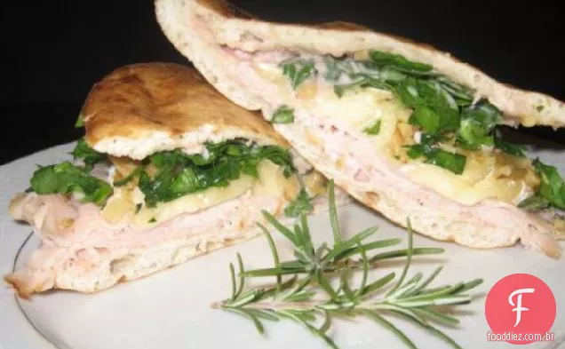 Sanduíches de Pita de peru com Brie, nozes e casa