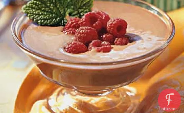 Chocolate-Frangelico Crème anglaise cupês com framboesas frescas