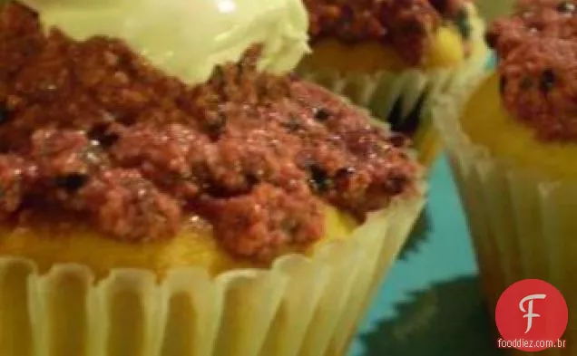 Cupcake de baunilha com uma cobertura de amora-preta puré