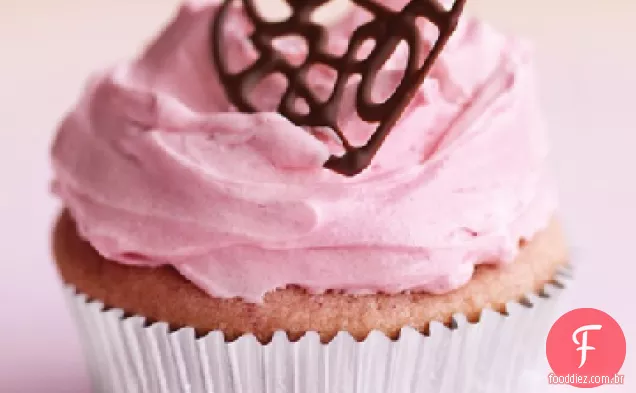 Cupcakes de framboesa com creme de manteiga rosa e corações de chocolate rendado