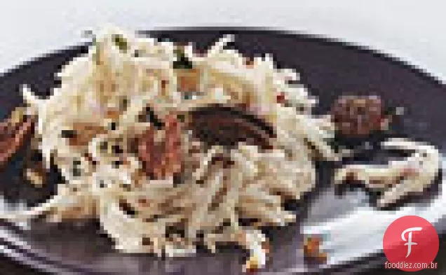 Salada de aipo-raiz e noz-pecã
