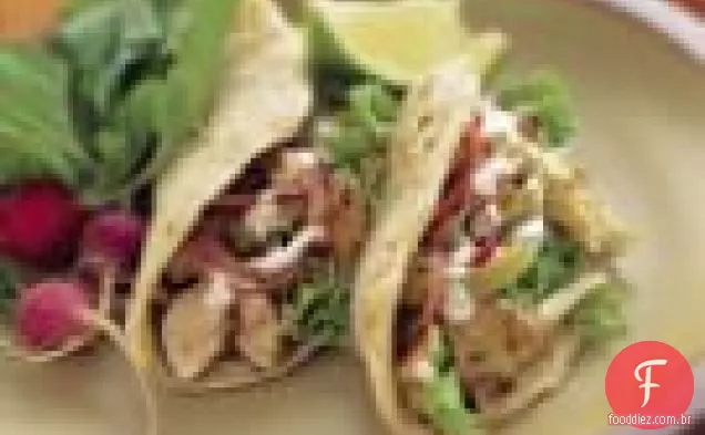 Tacos de peixe com cebolas em conserva e pimentões