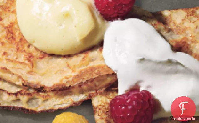 Panquecas de sobremesa com creme e bagas
