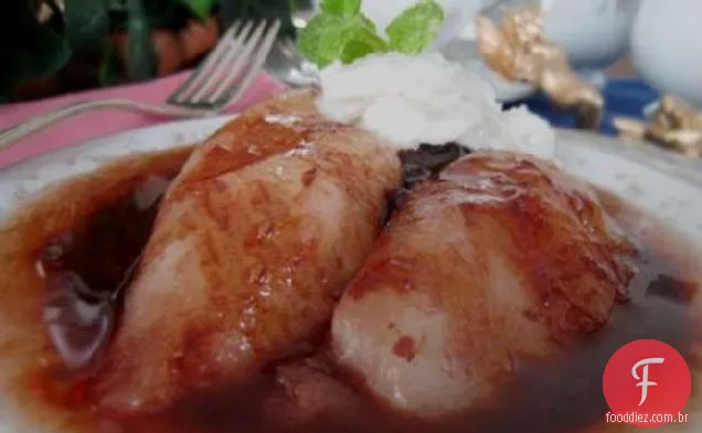 Peras deliciosas em molho de framboesa