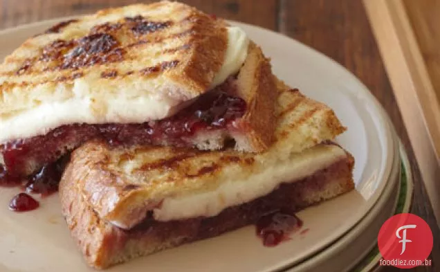 Mussarela, framboesa e açúcar mascavo Panini