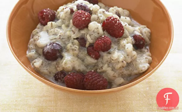 Cereal de cevada quente com cerejas secas