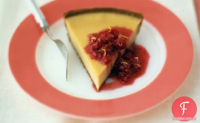 Torta de leitelho com molho de framboesa