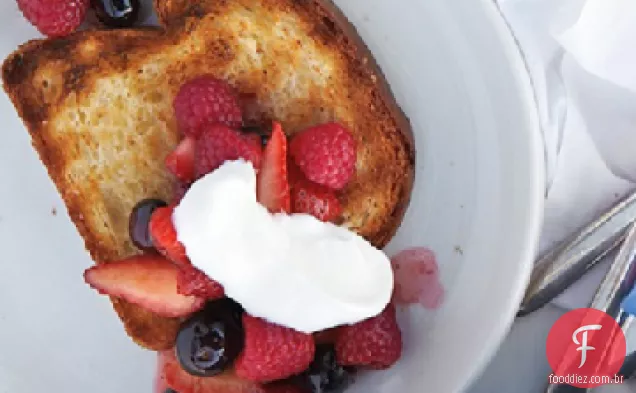 Brioche grelhado com frutas quentes