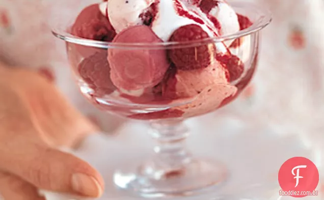 Muito Berry Sundae