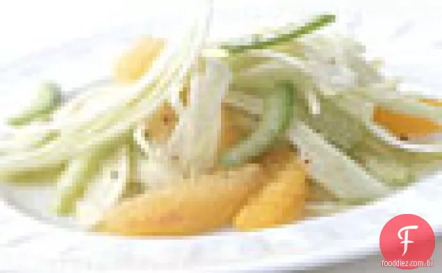 Salada de frutas cítricas, aipo e erva-doce raspada