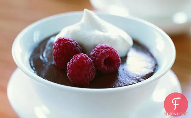 Pudim de chocolate e canela com framboesas