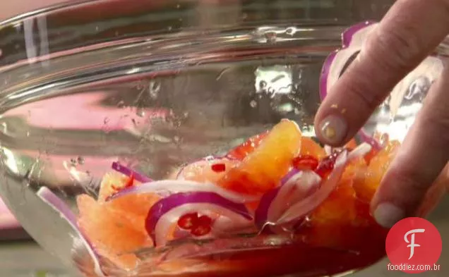 Salada de laranja e cebola vermelha de sangue