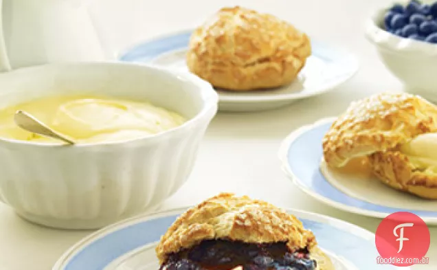 Puffs creme com mousse de limão e molho de mirtilo
