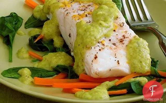 Peixe Branco Cozido No Vapor Com Cenouras Julienned E Espinafre Com Lemo