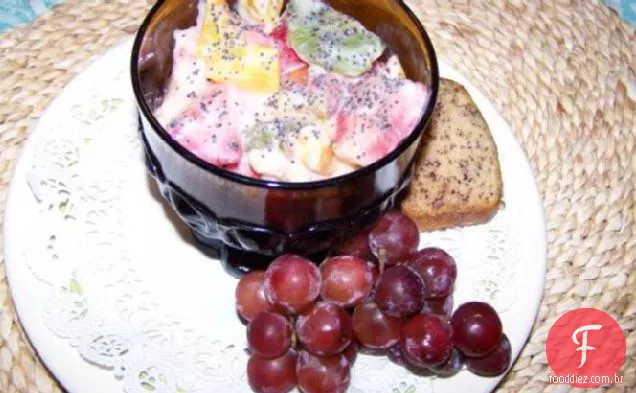 Parfait De Frutas Frescas Com Iogurte De Semente De Limão E Papoula