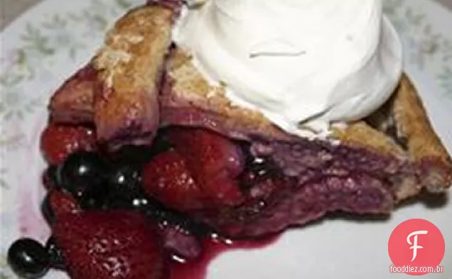 Torta de baga mista com crosta de trigo integral de mel