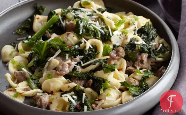 Orecchiette com salsicha e chicória
