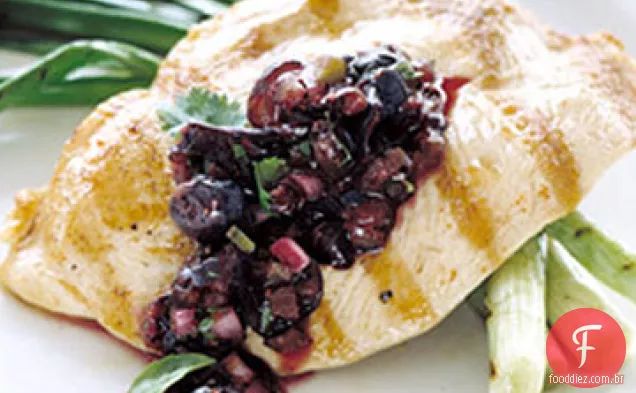 Frango grelhado com molho de mirtilo e manjericão