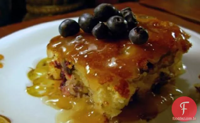Bolo de mirtilo com limão e molho de manteiga com mel quente