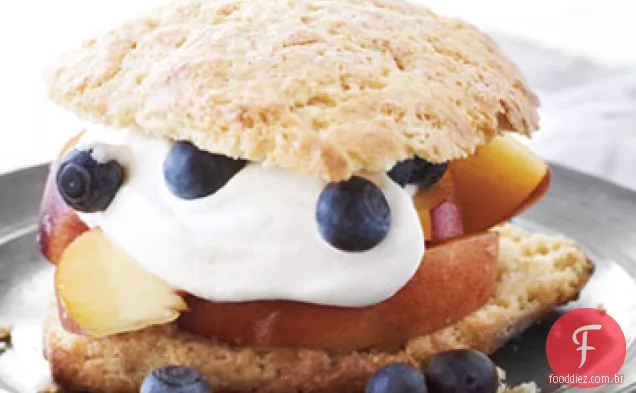 Pêssegos com Shortcakes de Fubá