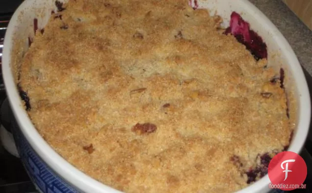 Salada de frutas em um barco de abacaxi