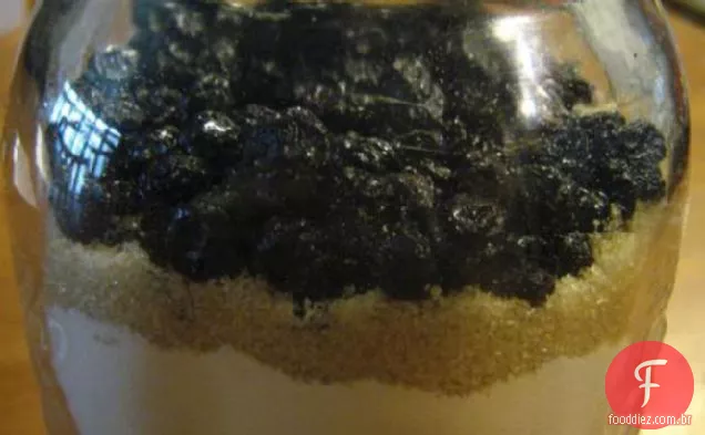 Mistura de panqueca de mirtilo em uma jarra de presente