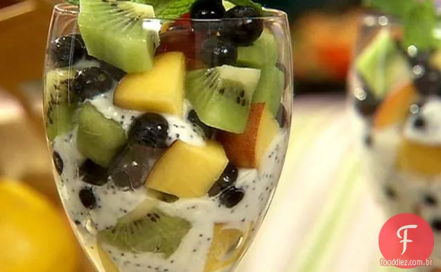 Parfait de frutas frescas com iogurte de Semente De Limão e papoula
